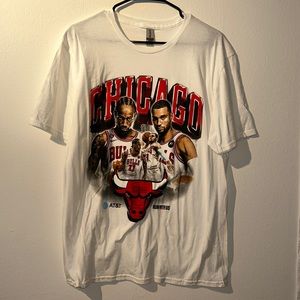 🟢 white chicago bulls t shirt